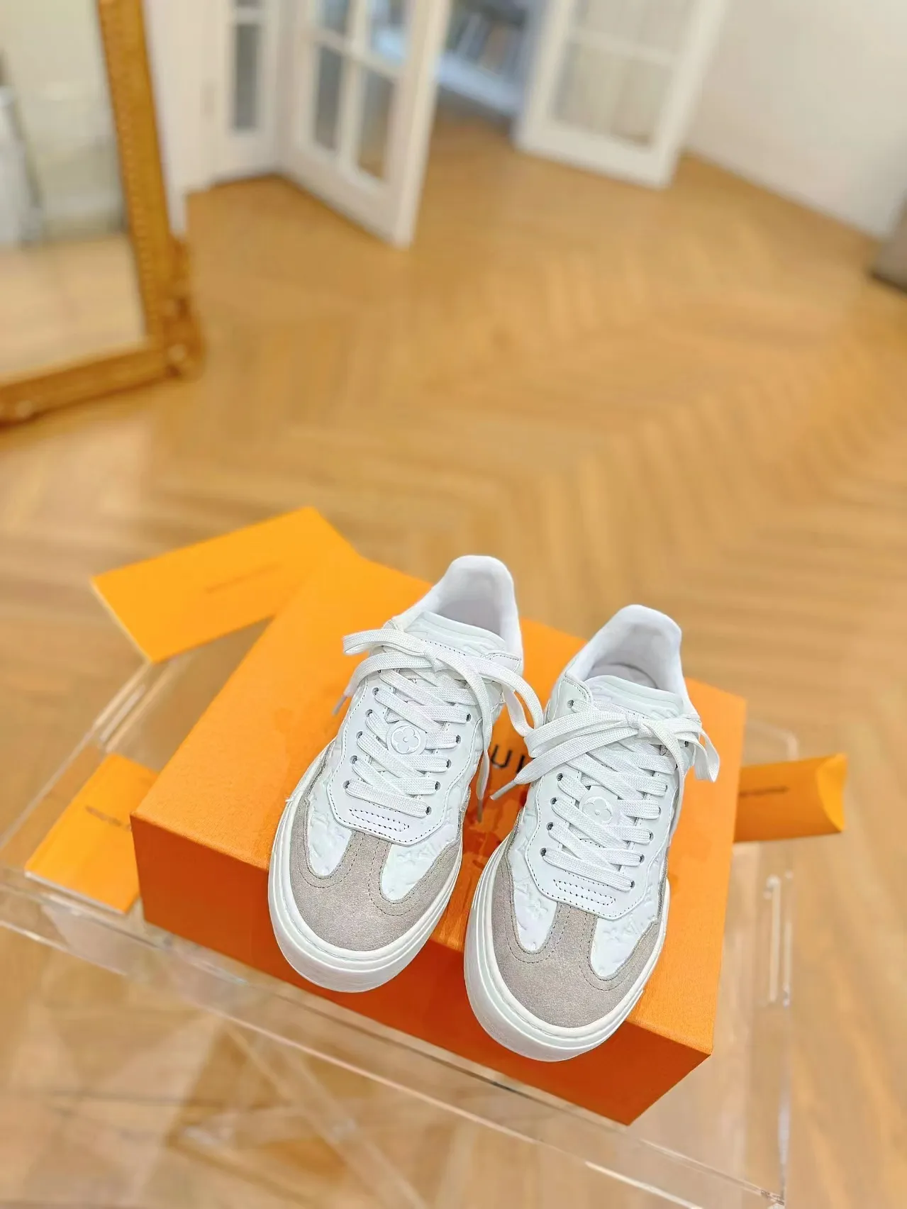 👟👟Ex-factory price 620👟👟Men's size +10 Same style for men and women🔥🔥𝐋𝐕 𝐃𝐢𝐬𝐜𝐨𝐯𝐞𝐫𝐲 2024 new sports shoes thick sole casual ❗️❗️ original purchase development and production LV Discovery lace-up shoes were unveiled at Louis Vuitton's fourth show. They are made of technical mesh fabric and metallic synthetic materials to create a streamlined design. Brand elements embellish the upper and lightweight rubber outsole, with technical shoelaces. Fabric: Original imported cowhide + technology mesh Inner lining: Original customized breathable mesh Sole: Original molded ultra-light rubber foam material Bottom thickness: 5.5CM Size: Women's 35-41 (41 customized), Men's 39-46, (45-46 customized)